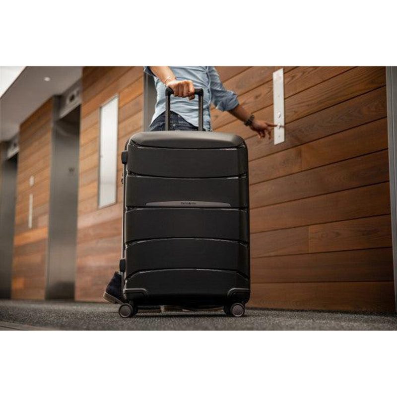 Samsonite Outline Pro 22x14x9 Carry On Spinner 10